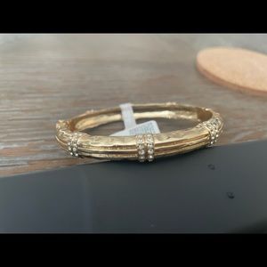 Bracelet Chico’s Gold Tone Clear Crystals Hinge Close